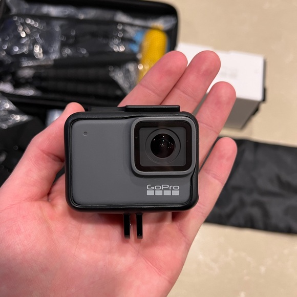 GoPro Hero 7 Silver Bundle (Never Used) - Picture 4 of 8